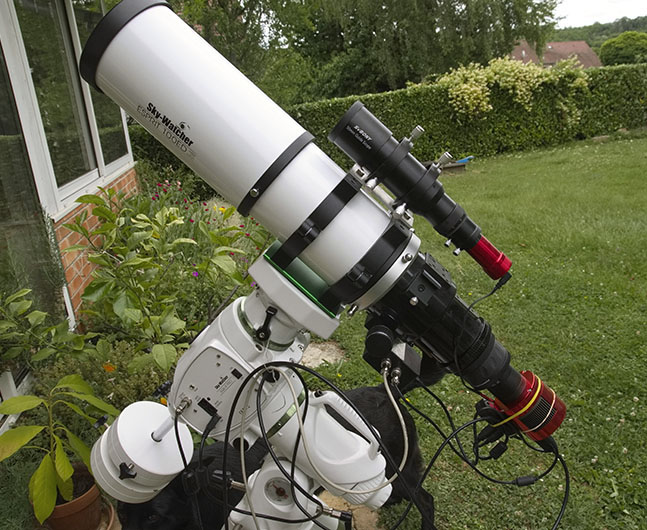 Télescope APO de 100 mm avec monture équatoriale utilisé pour capturer des images du ciel profond